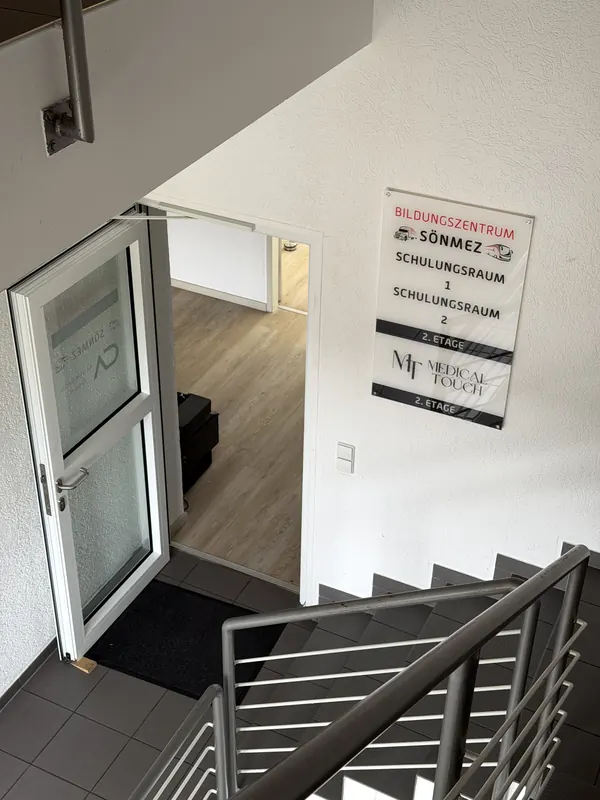 Treppenhaus mit Schild zu Schulungsraum 1 und 2